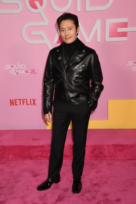 Lee Byung-hun a Squid Game egyik „főgonoszát”, vagyis a fekete maszkos férfit, a Frontembert alakítja, aki a második évadban 001-es játékosként maga is részt vesz a véres versenyben.