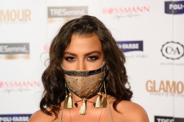 Hiába volt kivágott Tóth Andi ruhája, a maszkjáról nem tudtuk levenni a szemünket