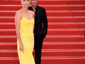 Charlize Theron Cannes-ban pompázik
