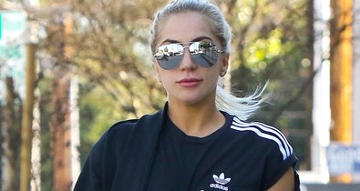 A mindenit! Figyeld, hogy ki van dolgozva Lady Gaga hasa