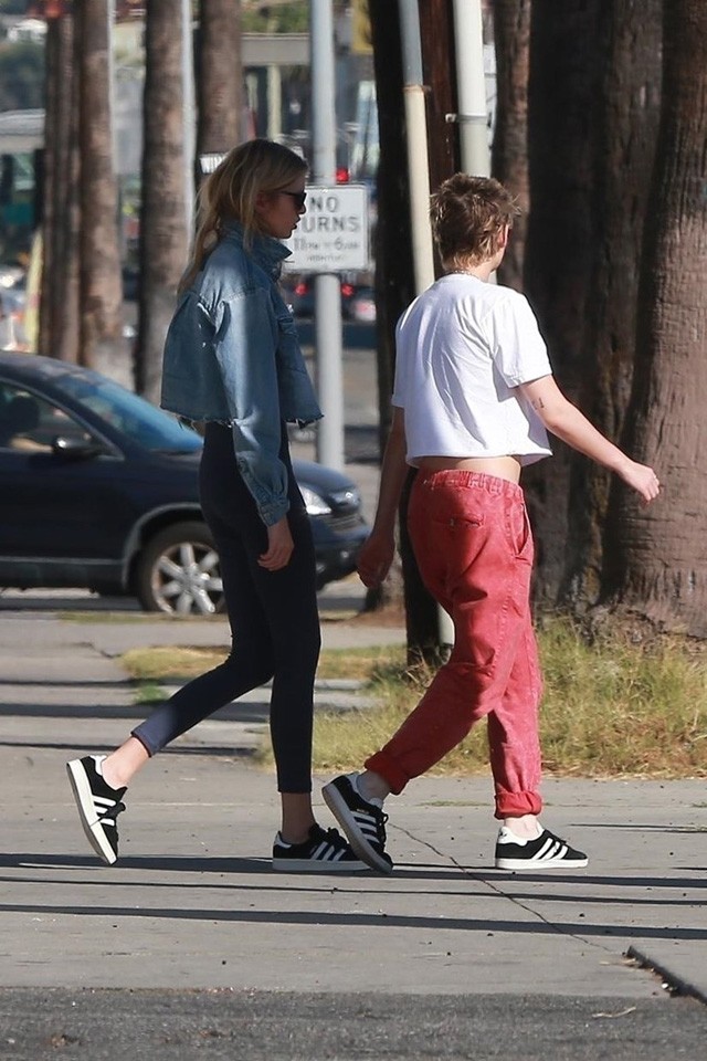 Amíg itt tombol a rossz idő, Kristen Stewart és Stella Maxwell sportszettben romantikázik