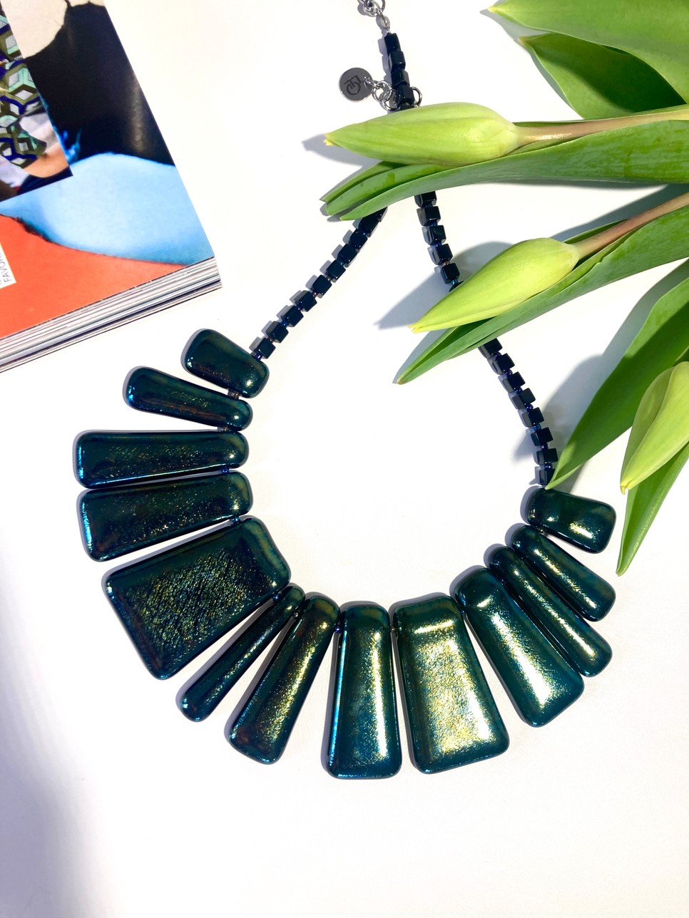 Filozófia tanulmányai után Faludi Gabriella célja volt, hogy viselhető művészetet hozzon létre ékszerek formájában.