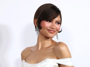 Zendaya virágos meztelenruhája legszebb darab, amit idén tavasszal láthatsz, még ha nem is lenne bátorságod felvenni