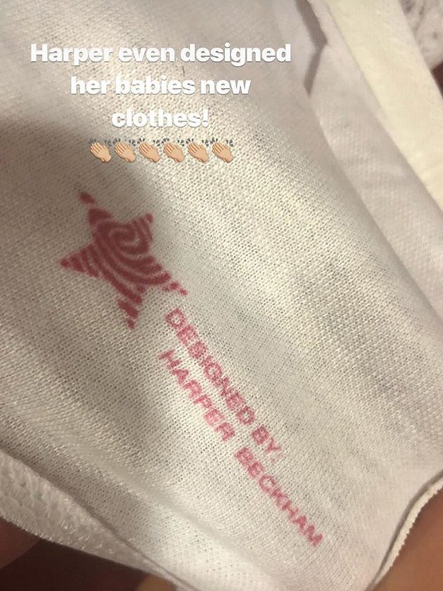 Harper Beckham babáinak tervez ruhákat