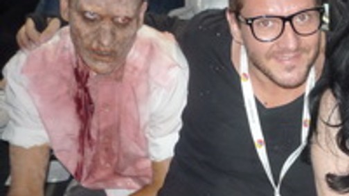 Vérző fejű zombi az első sorban