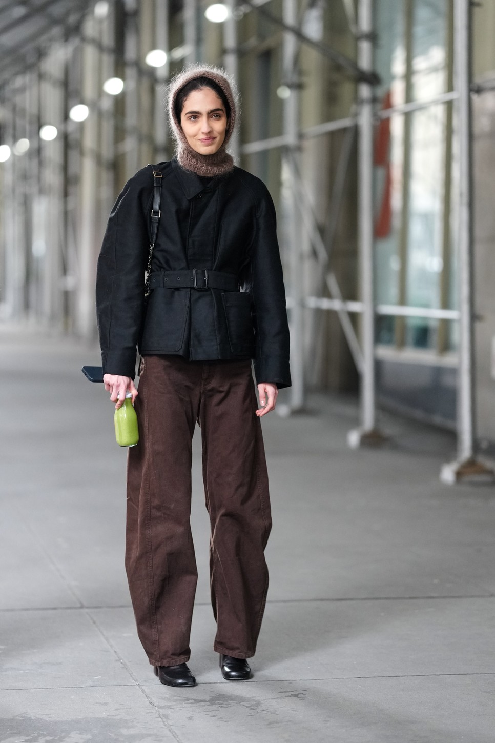 Ha a minimalista stílus kedvelőjeként épp csak egy kis stílusfrissítésre vágysz, érdemes kipróbálnod a barna farmert