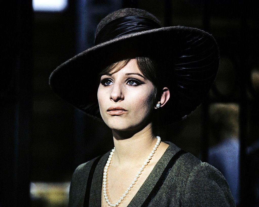 Barbra Streisand méltóságteljes eleganciával formálta a karaktert - a gyöngysor, a nagy kalap és a határozott tekintet mind-mind hozzájárultak ikonikus filmszerep megalkotásához.