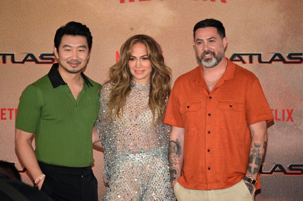 Simu Liu, Jennifer Lopez és Brad Peyton Mexikóvárosban az Atlas sajtókonferenciáján