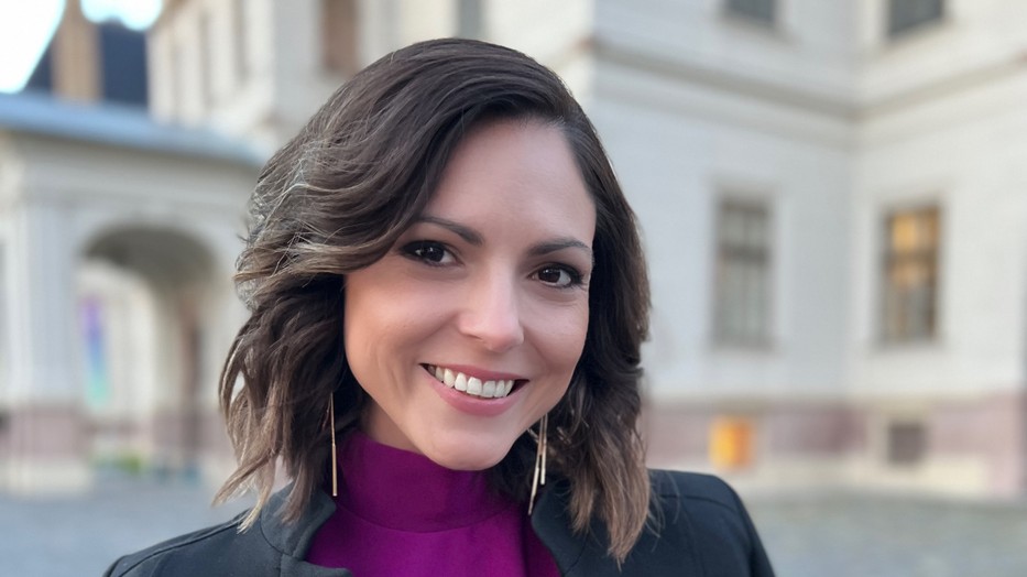 Ez a lila ruha igazi aduász Köböl Anita műsorvezető ruhatárában