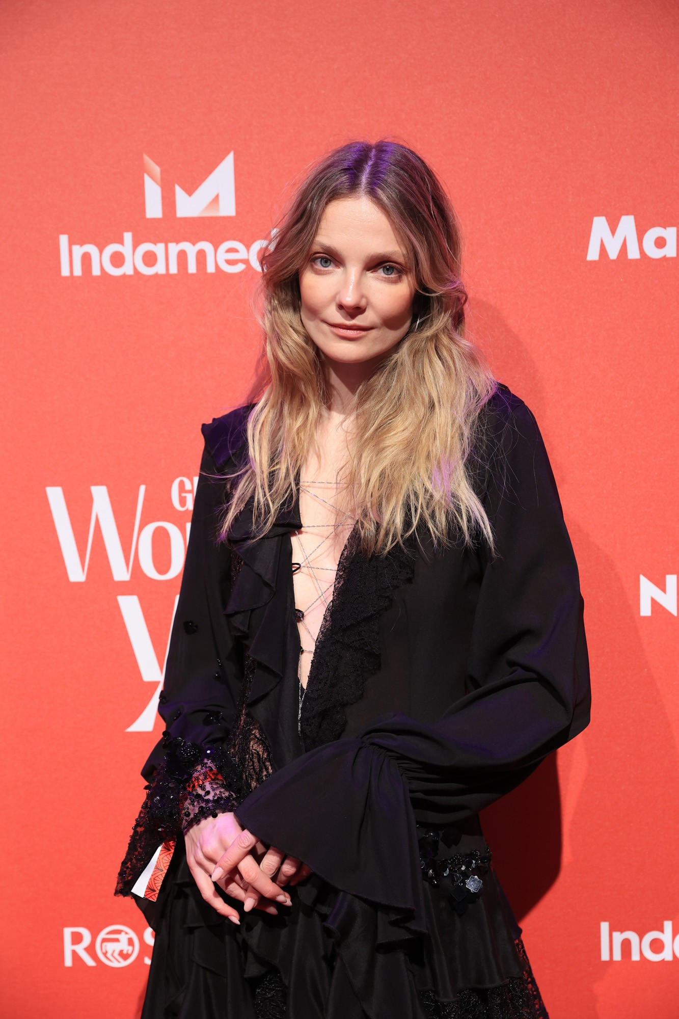 A ruha mély dekoltázsát csak a legbátrabbak tudták volna ennyire magabiztosan viselni, mint Enikő