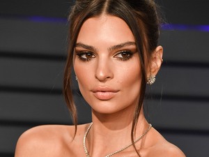 Emily Ratajkowski teljesen meztelenül mutatja meg kerekedő pocakját