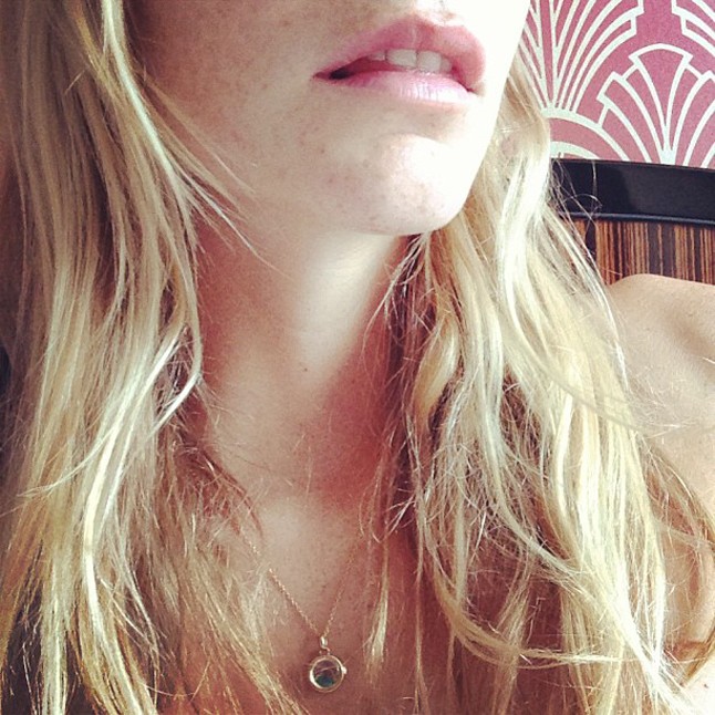 Poppy Delevingne és kedvenc Loquet London nyaklánca.