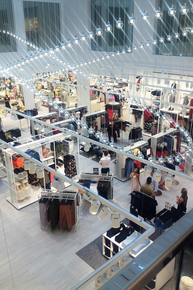 Átvirrasztott éjszaka, hatalmas parti és óriási nyeremények - Megnyitott a legnagyobb és legszuperebb H&M