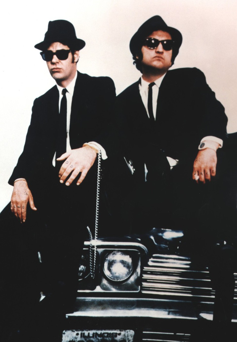  Ha létezik igazi napszemüveg klasszikus, akkor a Ray-Ban Wayfarer modellje mindenképpen az. Már James Dean is ilyen napszemüveget hordott, de a darab igazán ikonikus filmes "alakítása" a Blues Brothers. A filmben John Belushi és Dan Akyroyd is Wayfarert visel.