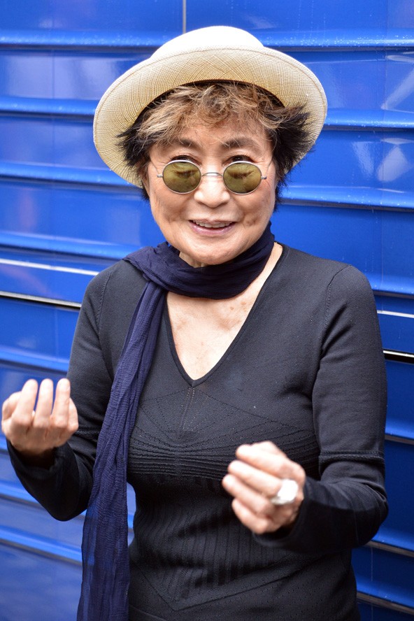 Yoko Ono, a vetkőzős naptár sztárja