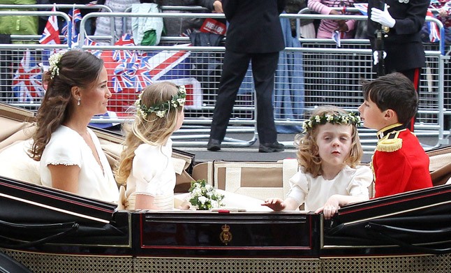 Emlékszel rá? Így néz ki most a morcos virághintő kislány Kate Middleton és Vilmos esküvőjéről