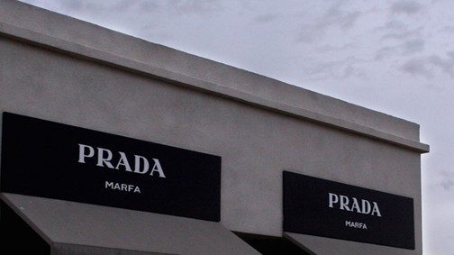 ´Bezár´ a leghíresebb Prada üzlet a semmi közepén