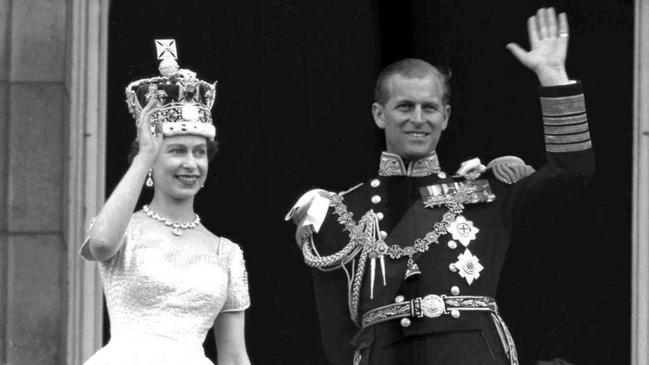  II. Erzsébet immár királynőként üdvözli az alattvalókat 1953. június 2-án a Buckingham Palota erkélyéről férjével, Fülöp herceggel