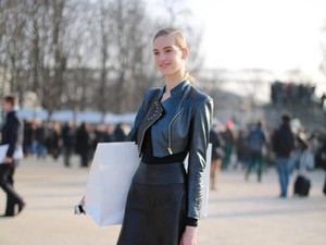 Modell az utcán: Axente Vanessa Napsugár von Bittera bőrdzsekiben