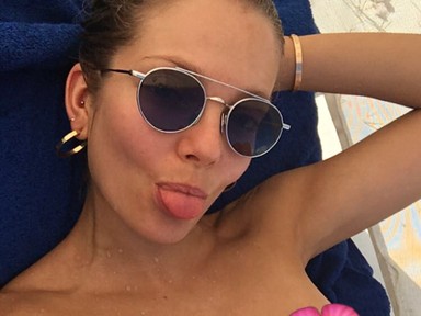 Mihalik Enikő meztelenül szelfizett