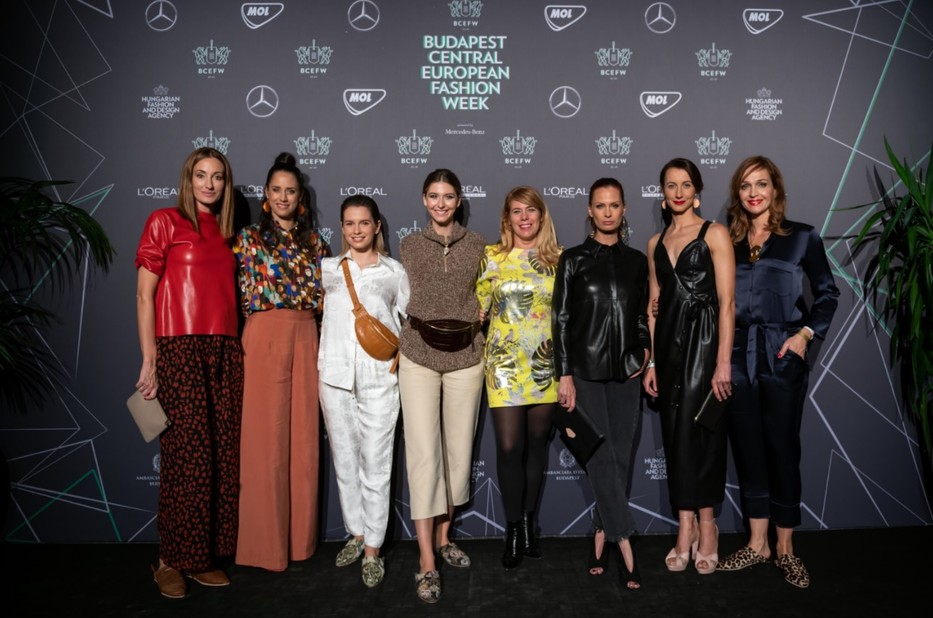 Forintos-Szűcs Anita,  Magyar Divat és Design Ügynökség divatigazgatója középen sárgában 