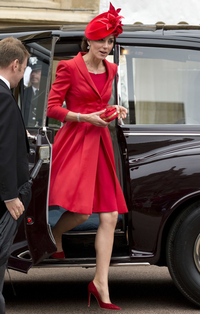 kate middleton, térdszaladrend, II erzsébet, hercegné, kabátruha, magas sarkú, vádli