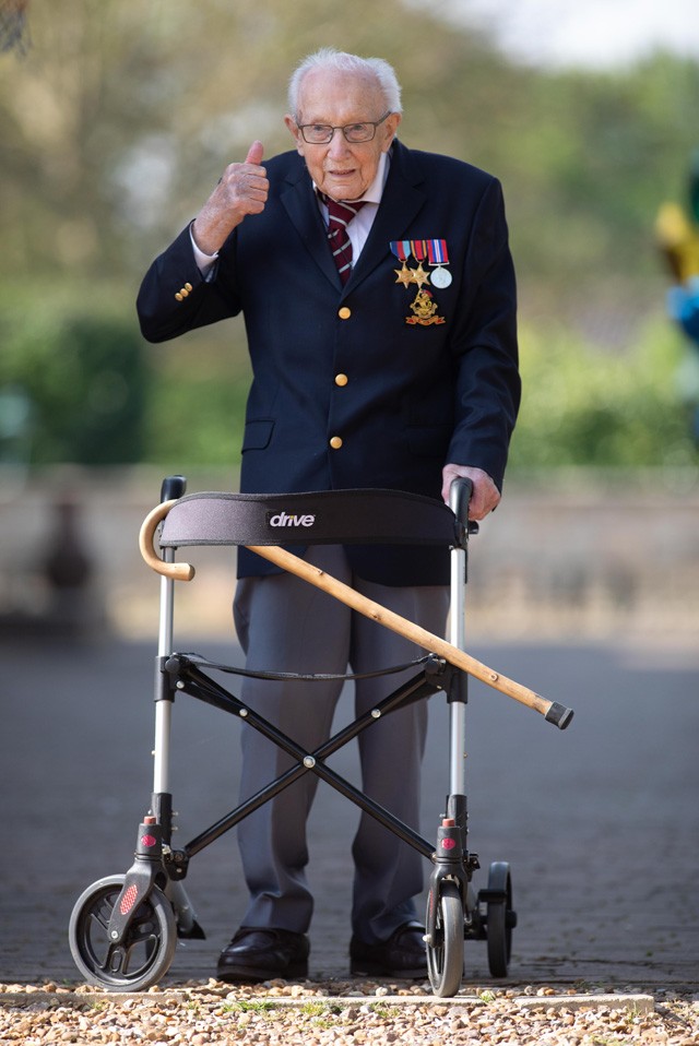 II. Erzsébet lovaggá üti a 100 éves katonát, aki milliókat gyűjtött az egészségügynek