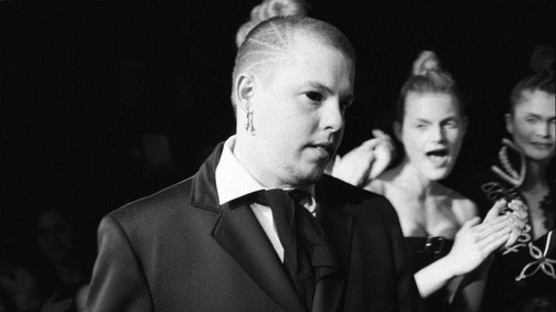 Alexander McQueenre, a brit divat fenegyerekére emlékeztek
