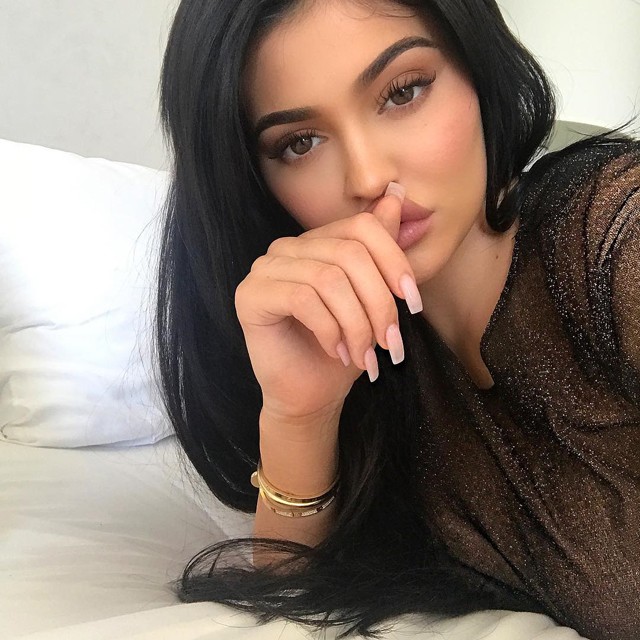 Kylie Jenner takargatja pocakját az emberek pedig széttrollkodták érte!