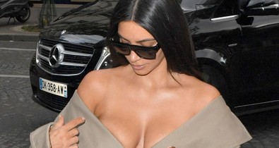 Kim Kardashian mellei kiesnek Párizsban, így jár ha meztelenkedik a kabátja alatt