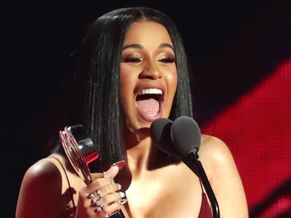 Illegális fenékplasztikával alakította a külsejét a legfurcsább popsztár