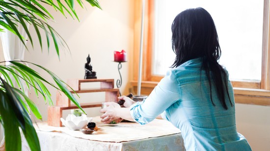 A fengsuj elvei alapján a takarítás örömteli, önismereti játék, nem nyűg és munka, hanem izgalmas lehetőség