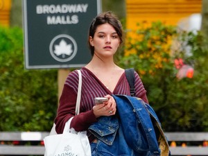 18 éves Surie Cruise úgy fest a báli ruhájában, mintha csak Katie Holmes klónja lenne