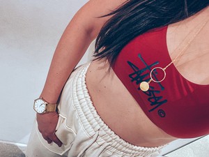 DJ Nara tökéletesen kombinálja a fürdőruhát az utcai szerelésekkel is