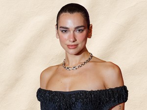 Dua Lipa bikinifelsője kisebb már nem is lehetne, strandolós fotót posztolt az énekesnő a vőlegényével