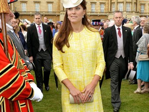 Agyonnyomja a kalap Kate Middletont