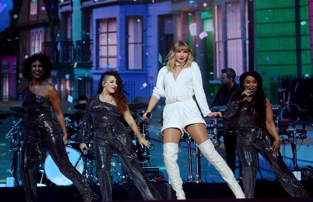 Taylor Swift a Mikulás legdögösebb krampusza ebben a szettben