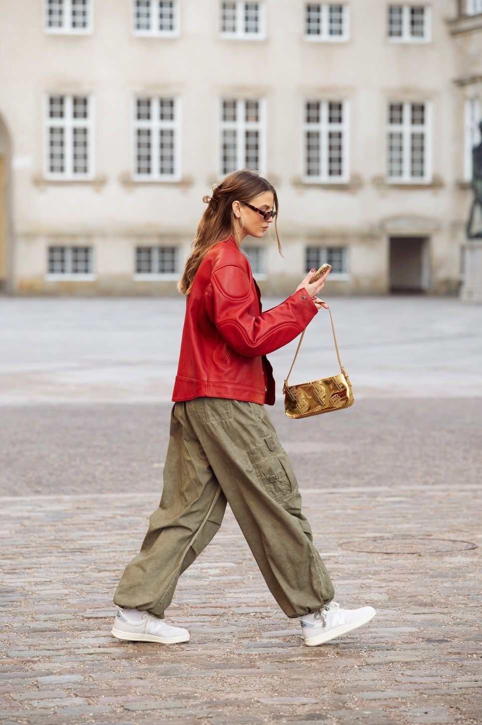 Egy fehér sportcipőre mindenkinek szüksége van a nyárra!