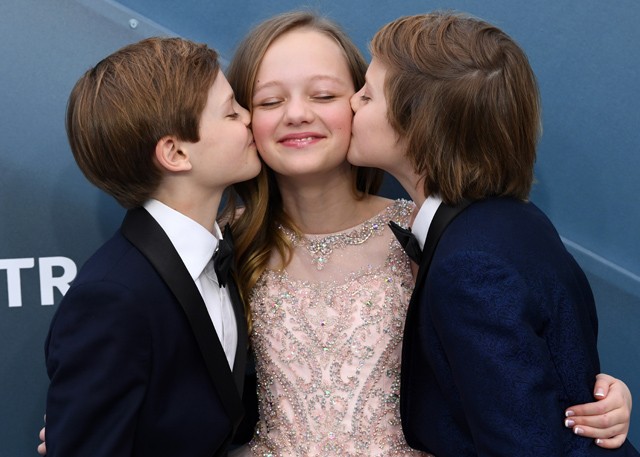 Ivy George puszit kap a Crovetti ikrektől