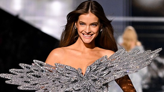 10 retinába égő fotó, ahogy Palvin Barbara felperzseli a 2025-ös Victoria's Secret kifutóját