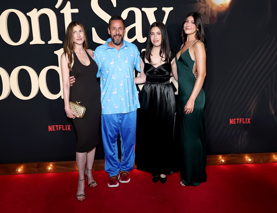 Együtt a Sandler család: Jackie Sandler, Adam Sandler, Sadie Sandler és Sunny Sandler