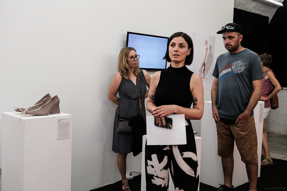 Csepelyi Adrien a Lokárt Fesztivál keretén belül megrendezett Cipőfantáziák kiállításon