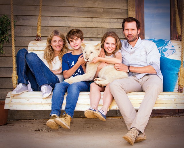 El tudsz képzelni annál nagyobb élményt, mint egy kisoroszlánnal felnőni?