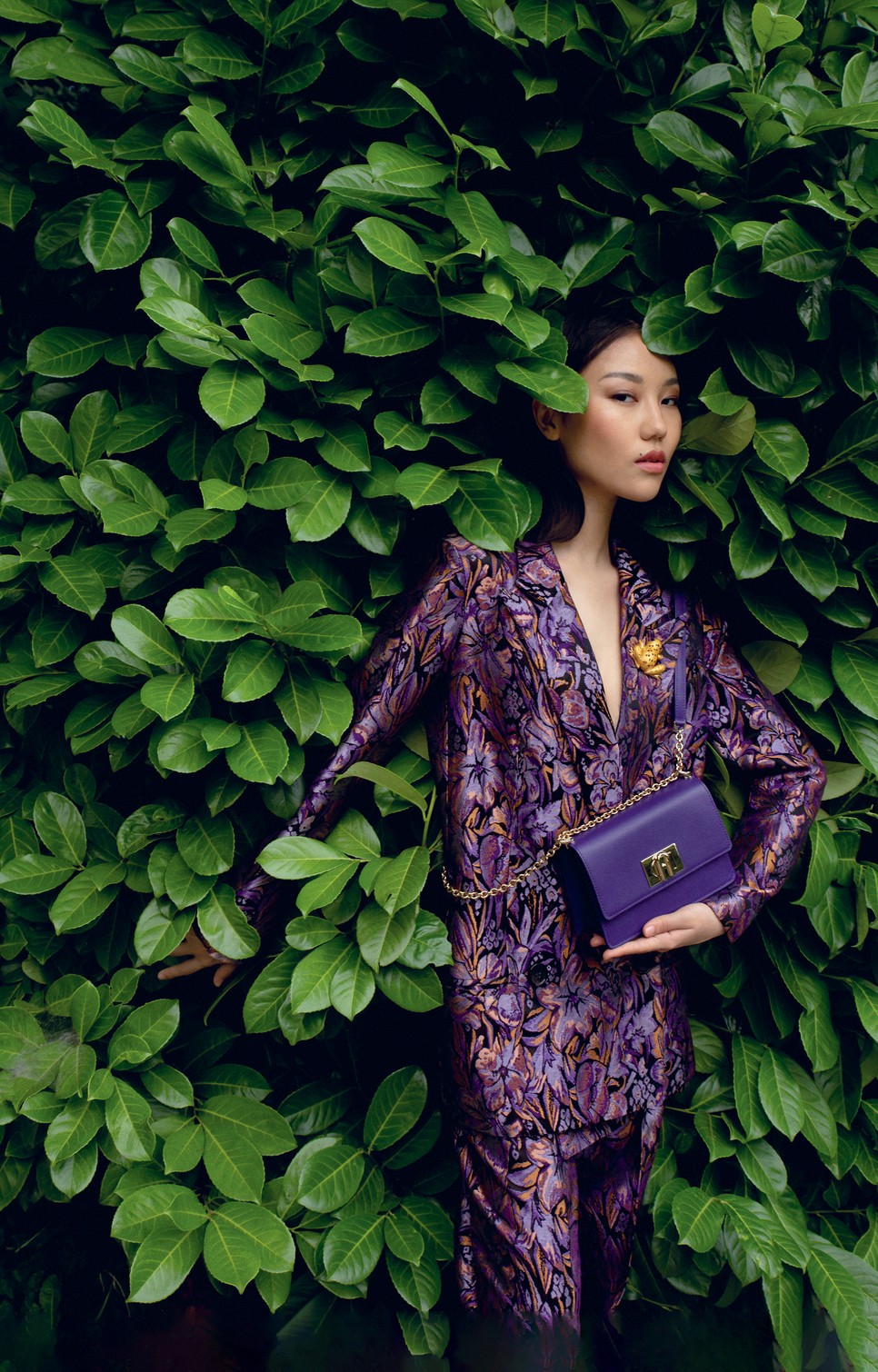 Brokátkosztüm GYOROK gyorok.com | Bőrtáska FURLA furla.com | Békás kitűző ZARA 5995 Ft