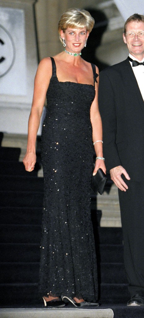 A ruhájából egyszerre áradt a merészség és az elegancia