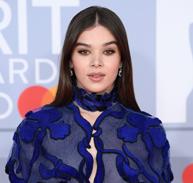 Hailee Steinfeld a világ legérdekesebb pucérruhájában lépett a vörös szőnyegre