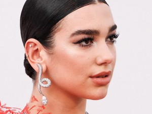 Elképesztő: a rajongók szerint Dua Lipa retusálta a gyerekkori képeit