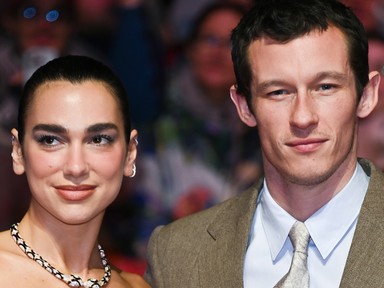 Megérkeztek az első hivatalos fotók Dua Lipa és Callum Turner esküvőjéről, csak úgy sugárzik a boldogság az ifjú párból