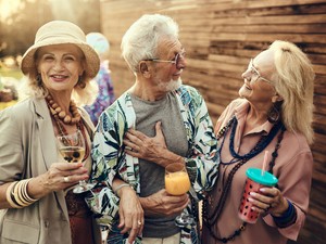 Felnőttkori barátságok: elengedés és újrakezdés a digitális korban - véleménycikk a Barátság világnapjára