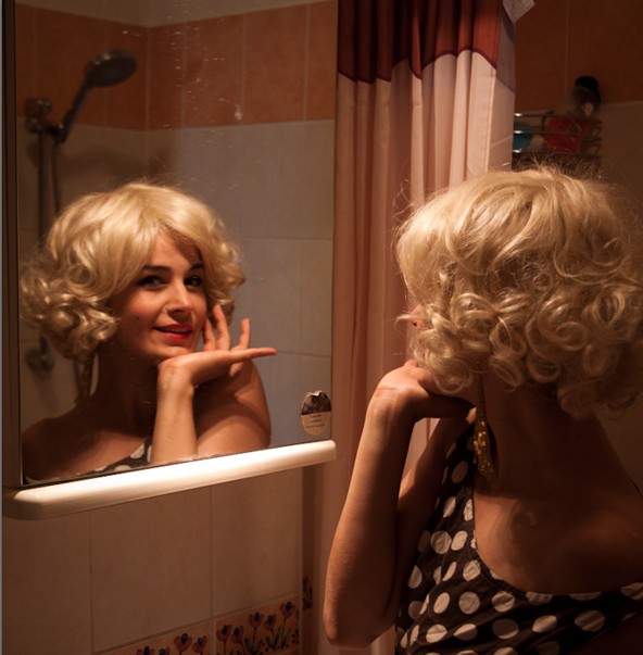 Tornyi Ildikó, a Vígszínház munkatársa nem hiába színésznő. A legnagyobb természetességgel játsza el Marilyn Monroe-t.